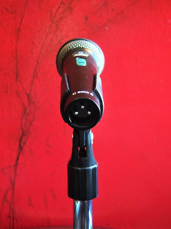 AKG D8000S Dynamic cardioid microphone Low Z w accessories