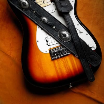  Fender Broken-In Leather Guitar Strap, 2.5in, Black : Musical  Instruments