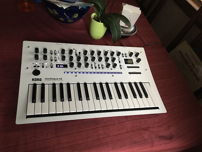 Minilogue on sale xd white