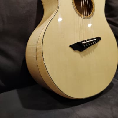 Avian Songbird 7A Fan Fret All-solid Handcrafted Flame Maple Acoustic Guitar with Beveled Armrest image 6