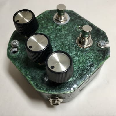 Speebtone DELUXE Bastard Son of Harmonic Jerk-u-Lator Fuzz/Distortion with Voltage Starve, Fat Boost, Feedback/Oscillation, and Momentary On/Off Stutter 2023 - Green Man of the Woods Gloss image 4