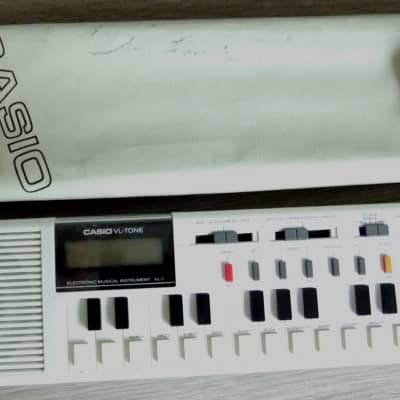RARE, VINTAGE ORIGINAL CASIO VL-TONE MINATURE PORTABLE KEYBOARD / SYNTH  c1980s  WITH SOFT SLEEVE - WORKING WITH PROBLEM >>PLEASE READ DESCRIPTION<<