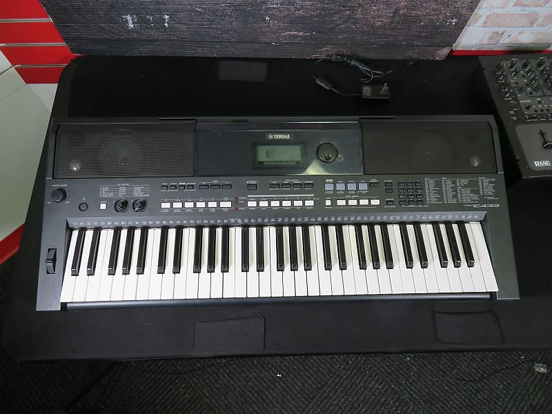 Yamaha PSR-E433 Workstation Keyboard (Miami Lakes, FL) image 1