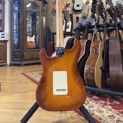Fender American Performer Stratocaster with Maple Fretboard Honeyburst image 6