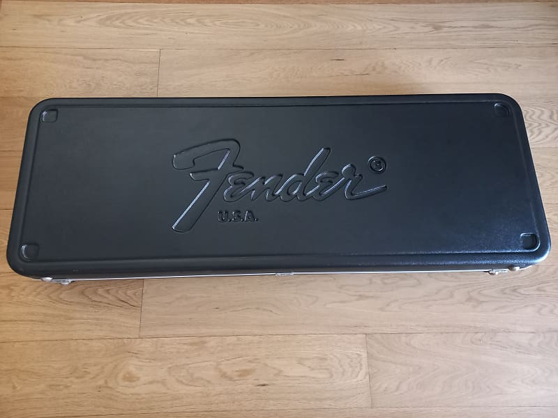 Fender USA CEO Flight Case with Wheels (Black and Silver