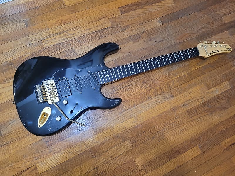 Samick Valley Arts Custom Shop SSM-3 Black and Gold HSS Samick Valley Arts Custom Shop SSM-3 Black and Gold HSS