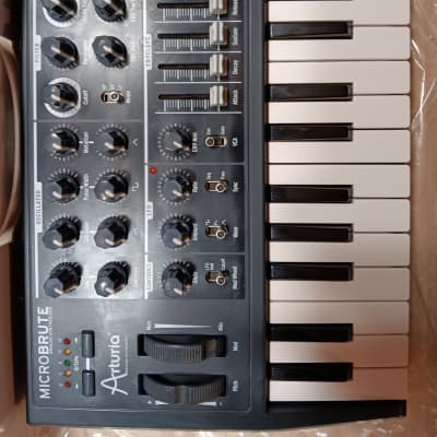 Arturia MicroBrute 25-Key Synthesizer 2014 - Present - Black image 3