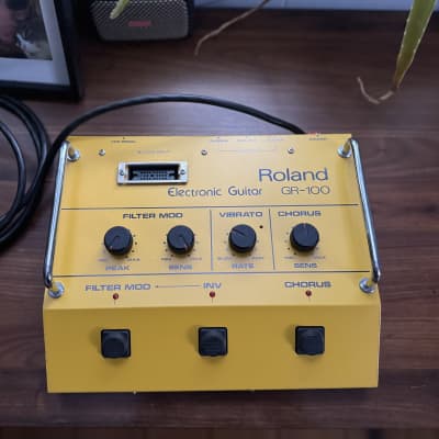 Roland GR-100 Electronic Guitar Synthesizer 1981 - 1986 - Yellow