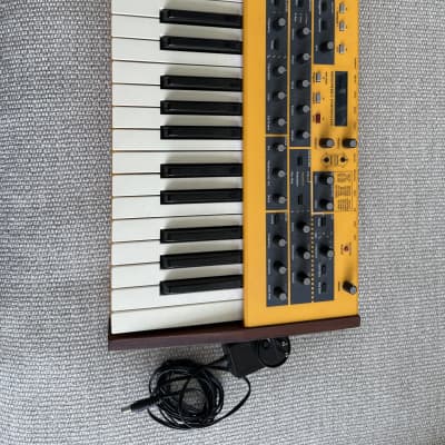 Dave Smith Instruments Mopho 32-Key Monophonic Synthesizer 2011 - 2016 - Yellow with Wood Sides