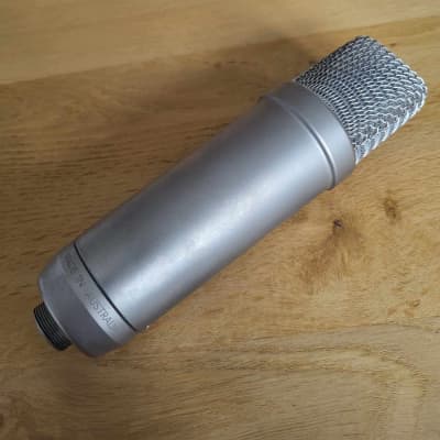 RODE NT1-A Large Diaphragm Cardioid Condenser Microphone - Silver