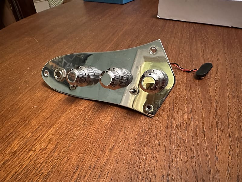 John East JRetro 01 Jazz Bass Preamp Reverb