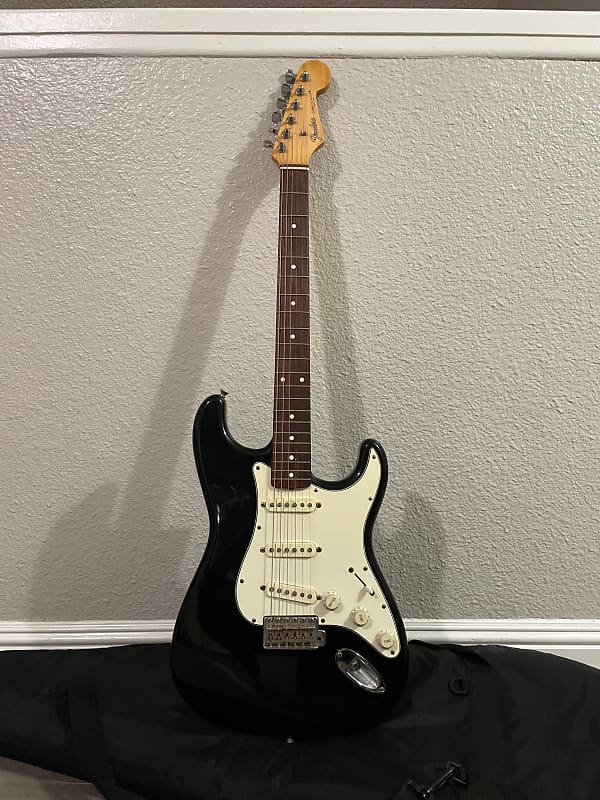 ギター Fender Stratocaster MIJ 1985 Fender MIJ Stratocaster Electric Guitar in Candy Apple