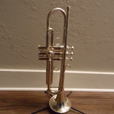 Schilke  i32 Bb Trumpet ML Bore ML Bell w/ Case 2017 Silver image 1