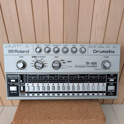 Roland TR-606 Drumatix Vintage with Manual, Guide and Power Adapter - Drum Machine Excellent