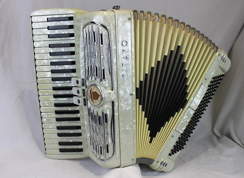 6626 Ivory Titano Tube Chamber Piano Accordion LM Reverb