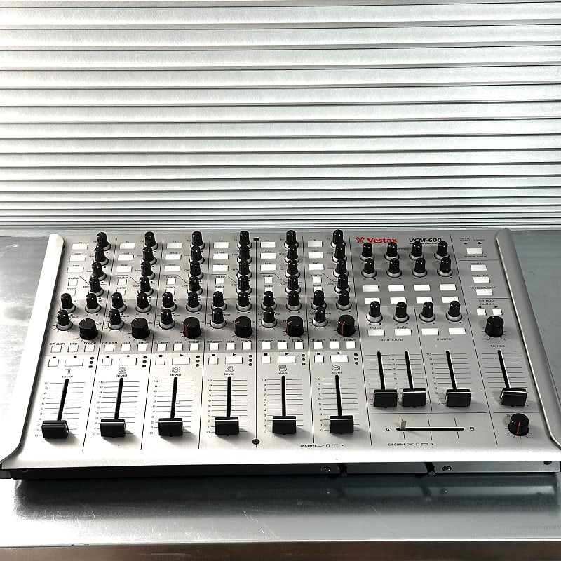 Vestax MIDIコントローラー VCM-600 Amazon | Vestax MIDIコントローラー VCM-600 BLACK ブラック 黒
