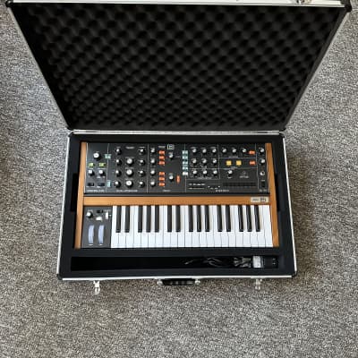 Behringer Poly D 4 Voice Synthesizer w/ Analog Cases hard case