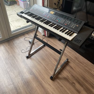 Yamaha DSR2000 Keyboard (1987) and stand