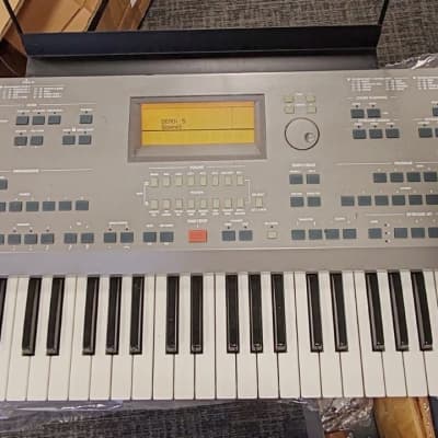 Korg IS40 61-Key Synthesiser Workstation 47 Effect 230V 50/60Hz 60watts