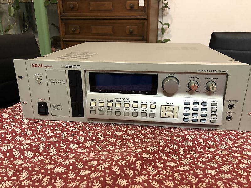 Akai S3200 MIDI Stereo Digital Sampler 1992 - White