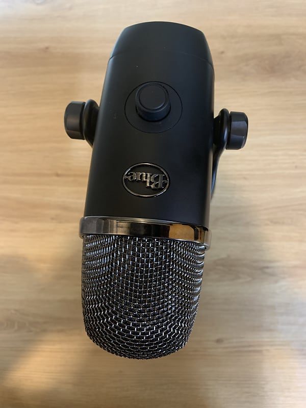 Blue Yeti X Professional Condenser USB Microphone with High-Res Metering,  LED Lighting & Blue Voice Effects for Gaming, Streaming & Podcasting On PC  