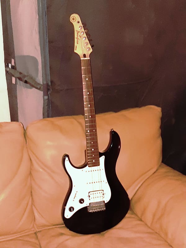 YAMAHA PACIFICA LEFTY STRAT STYLE BLACK AND WHITE GUITAR FOR RESTORATION  90'S FINAL PRICE DROP $50 | Reverb