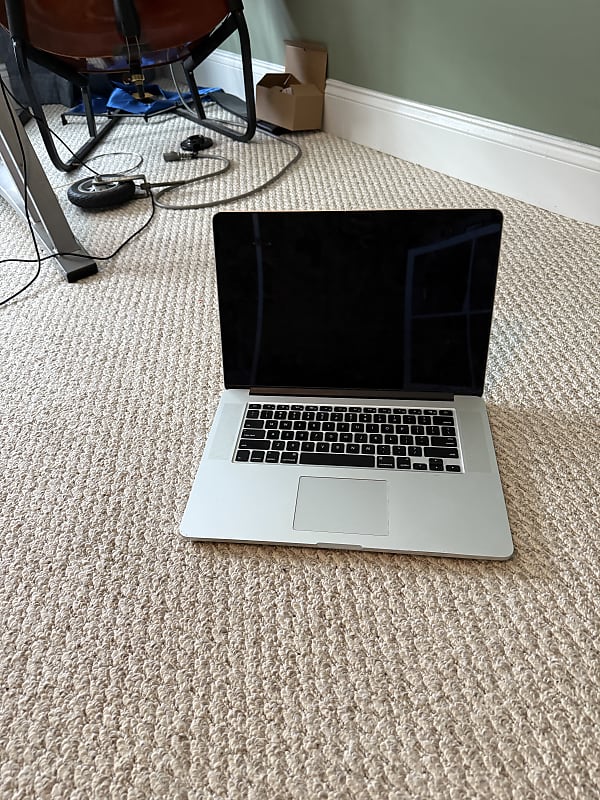 Apple 2015 MacBook Pro 15&quot; Retina Display 2.2GHz Quad-Core i7 16GB/256GB (MJLQ2LL/A) Regular  			