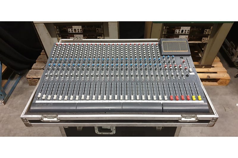 Soundtracs Solo 24-4-2 - 24 Channel Mixer in Flightcase