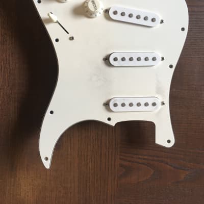 Squier Stratocaster Loaded Pickguard Pickups SSS White image 1