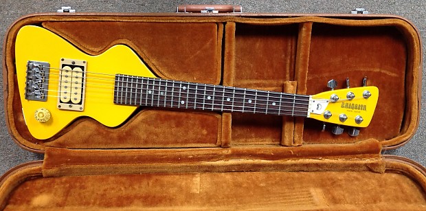 Chiquita store travel guitar