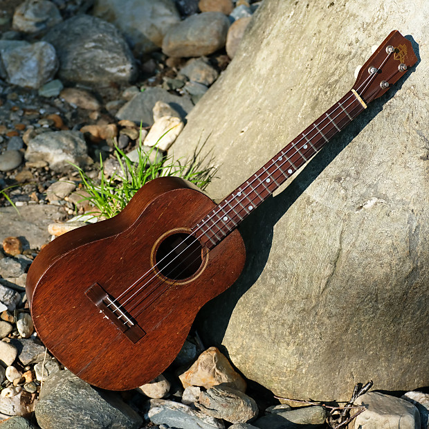 Favilla baritone deals ukulele