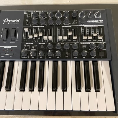 Arturia MiniBrute 25-Key Synthesizer 2012 - 2018 - Black