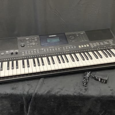 Yamaha PSR-E463 61-Key Portable Keyboard Piano