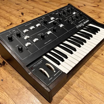 Moog Prodigy Analog Synthesizer with CV (220v)