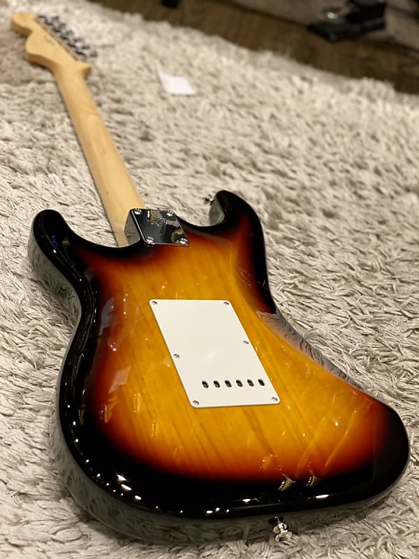 Fender Japan Traditional II Late 60s Stratocaster with RW FB in 3-Tone  Sunburst