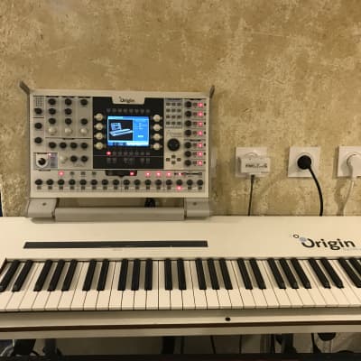 Arturia Origin Keyboard 61-Key Virtual Analog Synthesizer 2009 - 2015 - White