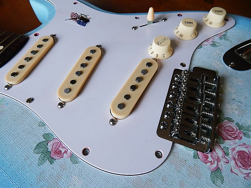 ギター fender squier stratocaster 2010 modified My heavily modified Squire Stratocaster : r/guitars