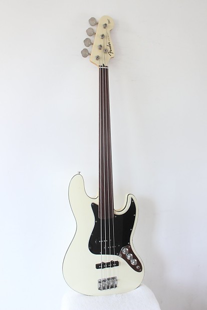 Fender aerodyne bass white discount