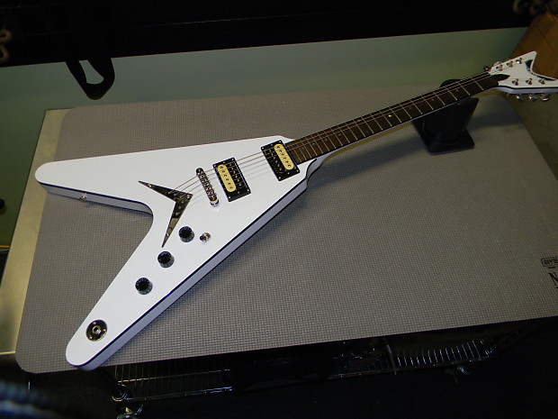 Dean V Custom (2019) - ヴィンテージホワイト Dean V Custom (2019