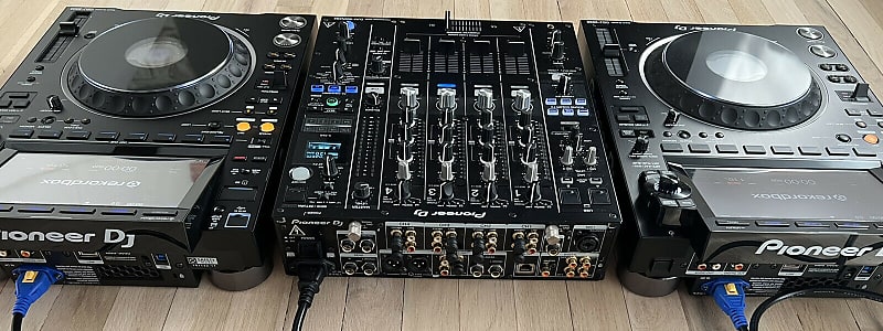 Pioneer DJ x2 CDJ-3000 Professional DJ Multi Player - Black + DJM 900 NXS2
