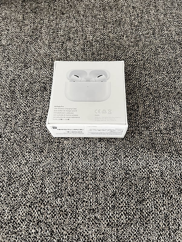Apple AirPods Pro With Wireless Charging Case Reverb