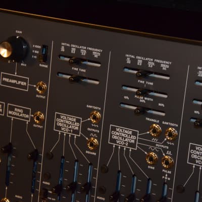 ARP 2600 M Semi-Modular Synthesizer made by Korg * vintage style reissue synth that delivers the authentic sounds of the seventies * this is a really great synth...you will love it * comes with a Korg keyboard and a fine trolley case * image 9