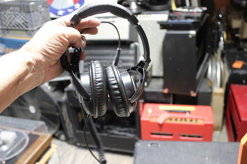 Radio Shack Noise-Canceling Headphones (Stereo)  			