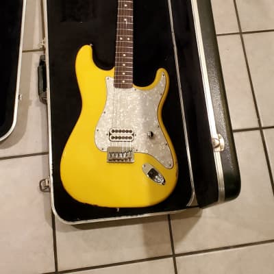 Fender  Tom Delonge signature series Stratocaster with Hardshell case 2002 Graffiti Yellow image 1