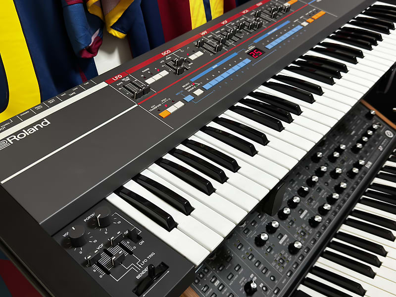 Roland Juno-106 61-Key Programmable Polyphonic Synthesizer 1984 - 1985 - Black image 1