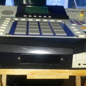 Akai MPC4000 4k, 400mb memory, digital in/out card, and 60gb hard drive image 9