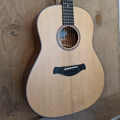 Taylor Builder's Edition 517e Acoustic Electric Guitar Natural image 5