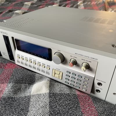 Akai S3000i MIDI Stereo Digital Sampler 1993 - White