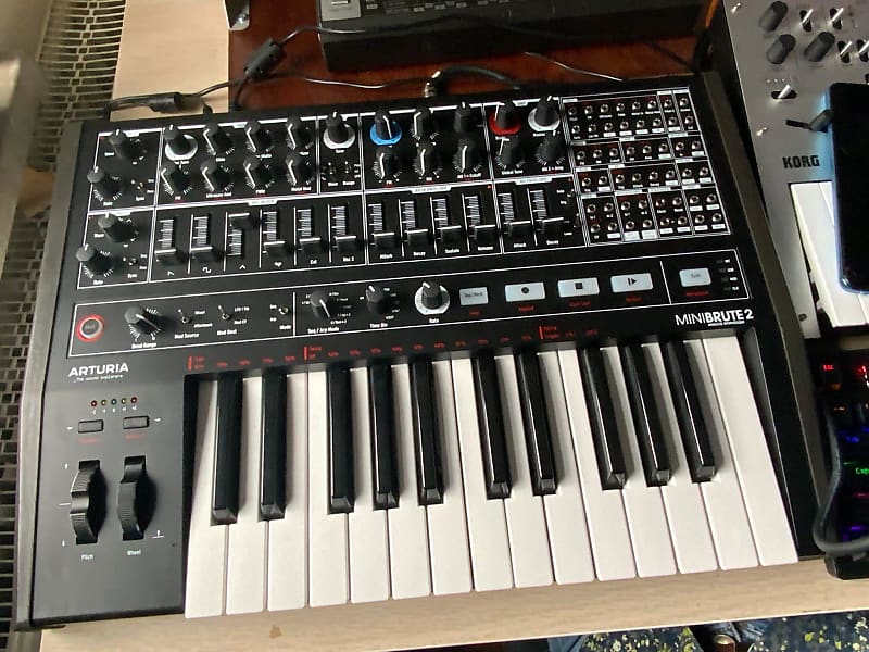 Arturia MiniBrute 2 Noir Edition 25-Key Synthesizer 2022 - Present Black image 1