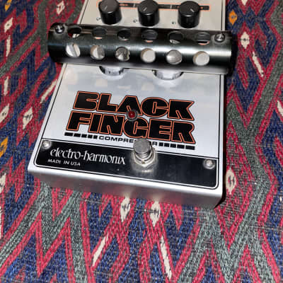 エレクトロハーモニクス BLACK FINGER コンプレッサー Electro-Harmonix Black Finger Tube Compressor Pedal | Sweetwater